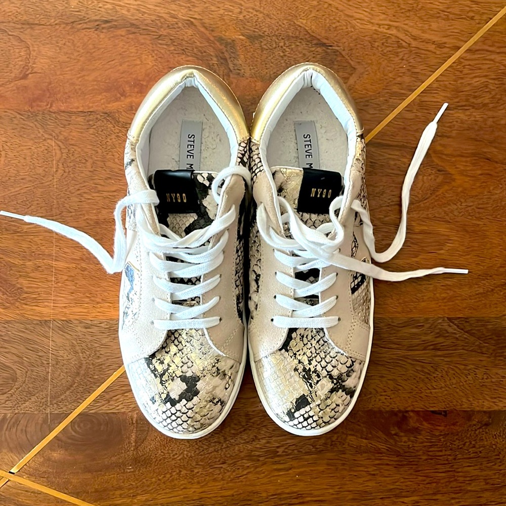 Steve Madden Starling Dressy Sneakers 
9M
Gold / Khaki / White / Beige
